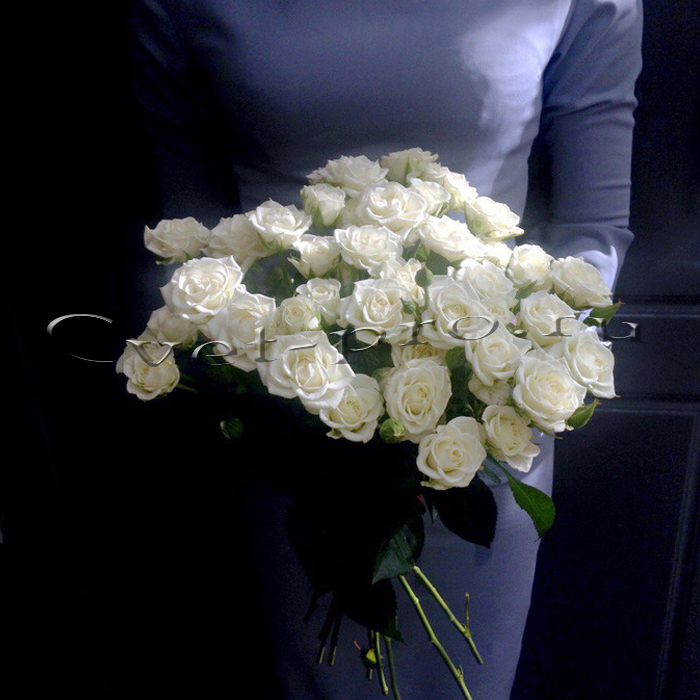 Фото букет белых роз в машине фото